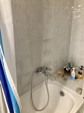 Estudio | Baño | Secador de pelo y toallas