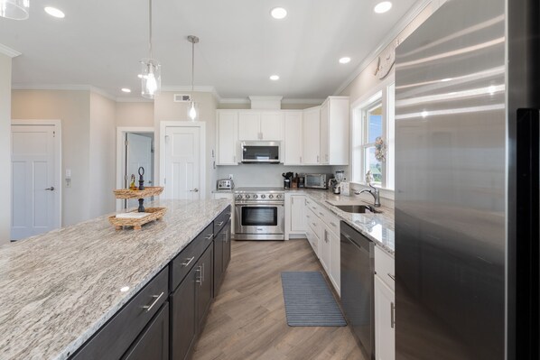 Full-size fridge, microwave, oven, stovetop