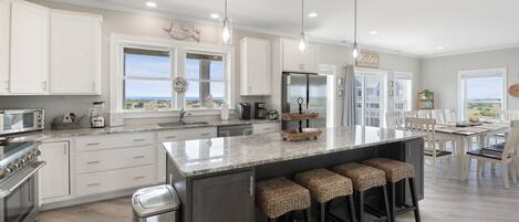 Refrigerador con congelador, microondas, horno y parrilla de estufa