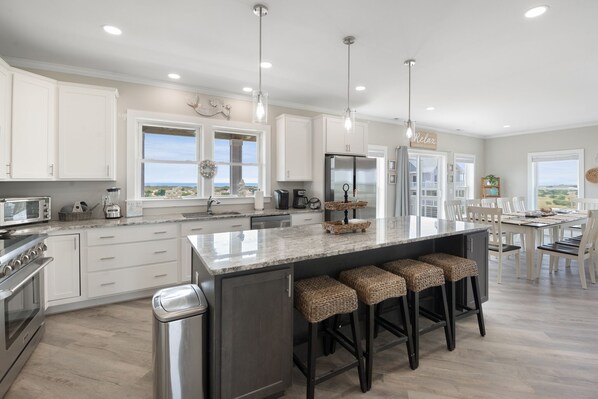 ثلاجة/مجمد بحجم كبير، ميكروويف، فرن، موقد طهي مسطح