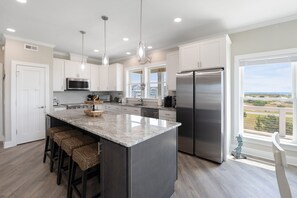 ثلاجة/مجمد بحجم كبير، ميكروويف، فرن، موقد طهي مسطح