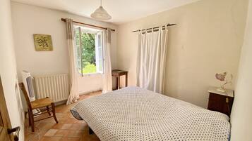3 chambres, fer et planche à repasser, Wi-Fi, draps fournis