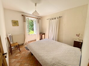 3 chambres, fer et planche à repasser, Wi-Fi, draps fournis