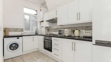 Apartment | Private kitchen | Fridge, oven, stovetop, coffee/tea maker