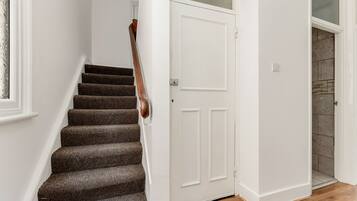 Departamento | Área de sala de estar | Televisión de 37 pulgadas con canales por cable y Netflix