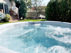 Outdoor spa tub - Ideal downtown location with a hot tub! It's perfect for families + friends - min away from sites! (Hill City)