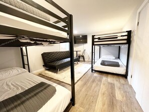 4 bedrooms, desk, iron/ironing board, travel cot - Ideal downtown location with a hot tub! It's perfect for families + friends - min away from sites! (Hill City)