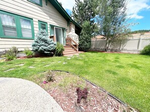 Exterior - Ideal downtown location with a hot tub! It's perfect for families + friends - min away from sites! (Hill City)