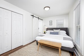 3 bedrooms, desk, iron/ironing board, free WiFi - Historic Downtown Plymouth Home in Old Village (Plymouth)