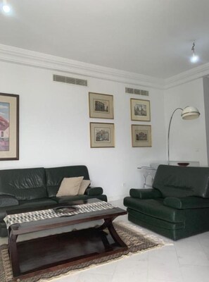 Smart TV - Appartement 8 Personnes Avec Terrasse vue sur lac (Tunis)