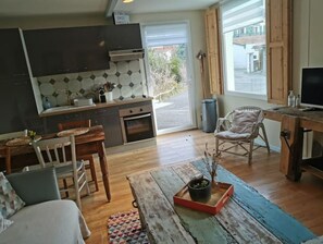 TV, stereo - Azkendantza Logement &caravane Insolite,8'plage (Ascain)