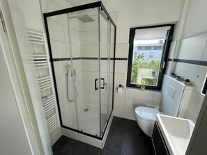 Dusche, Handtücher, Toilettenpapier