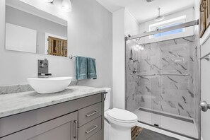 Dusche, Haartrockner, Handtücher, Seife
