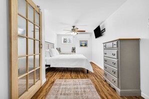 3 chambres, bureau, fer et planche à repasser, lit de bébé portatif