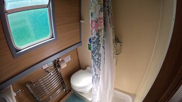 Regadera, secadora de cabello, toallas, jabón