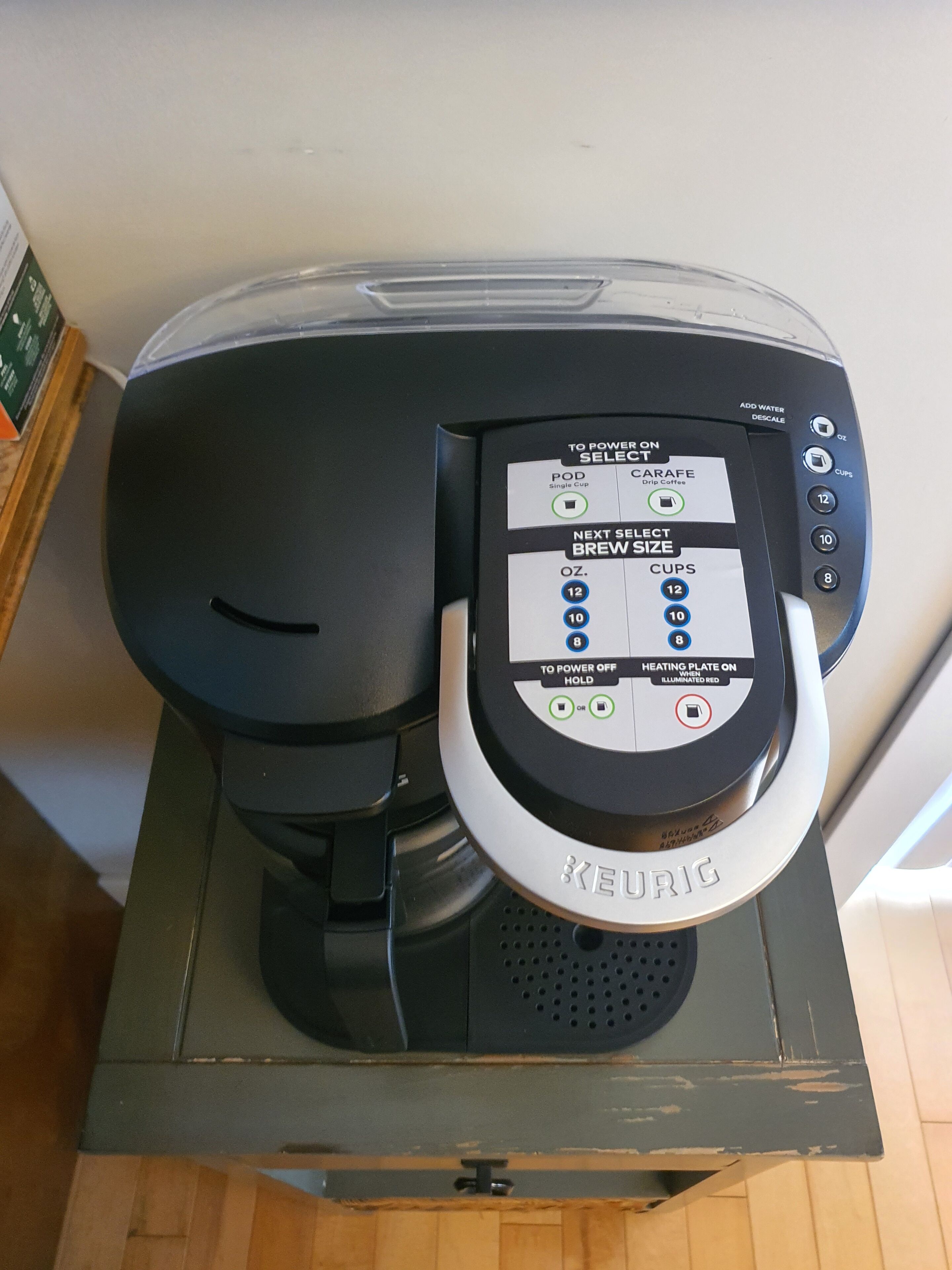 Une machine à café Keurig dotée d’un écran numérique, d’un réglage pour une seule tasse et d’une fonction de préparation de café filtre.