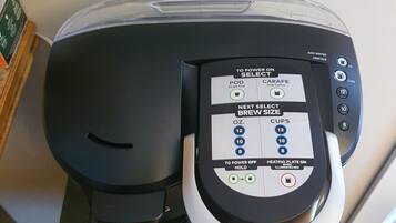 Une machine à café Keurig dotée d’un écran numérique, d’un réglage pour une seule tasse et d’une fonction de préparation de café filtre.