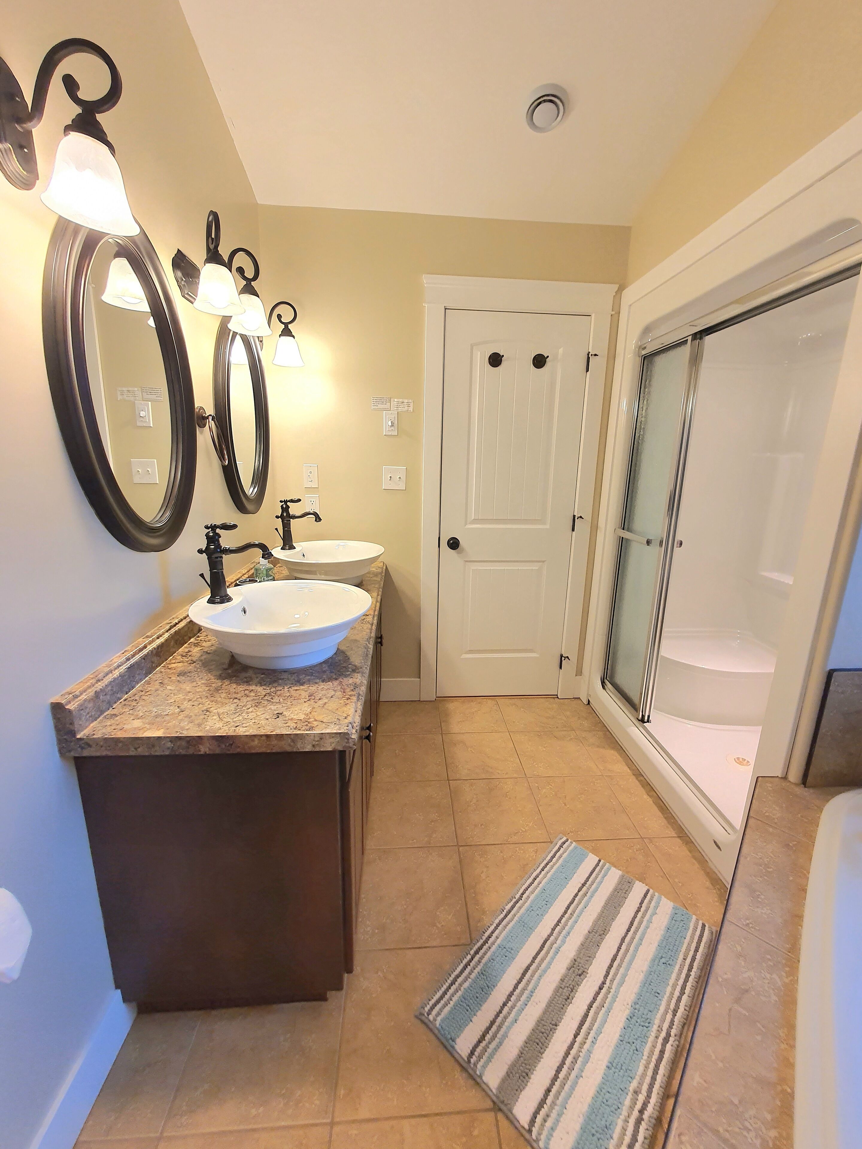 Shower, jetted bath, hair dryer, bidet
