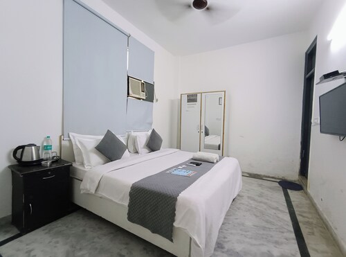 Mauryan Express Hotel @ Hauz Khas Fort