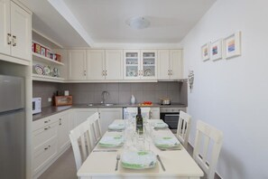 Fridge, oven, stovetop, coffee/tea maker