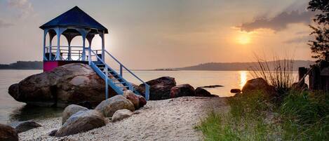 Ligstoelen aan het strand, strandlakens
