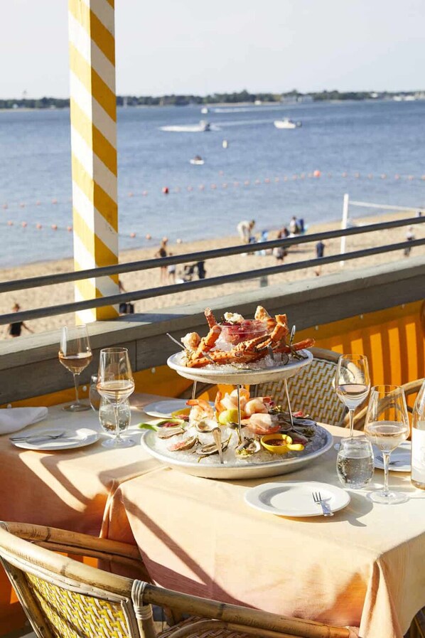 Outdoor dining - Intimate Island Getaway with Stunning 180˚ Waterfront Views (Shelter Island Heights)