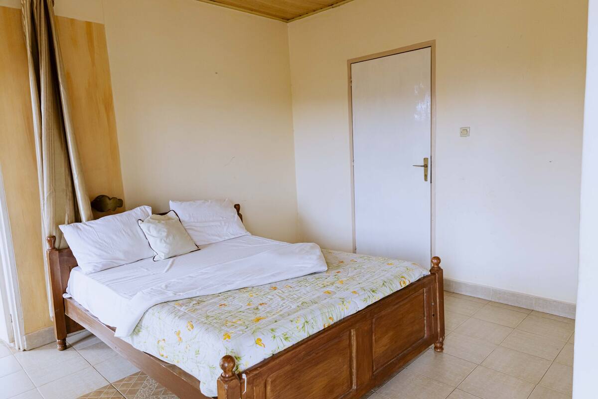 Habitación doble Confort | Camas con efecto memoria y espacio para trabajar con laptop