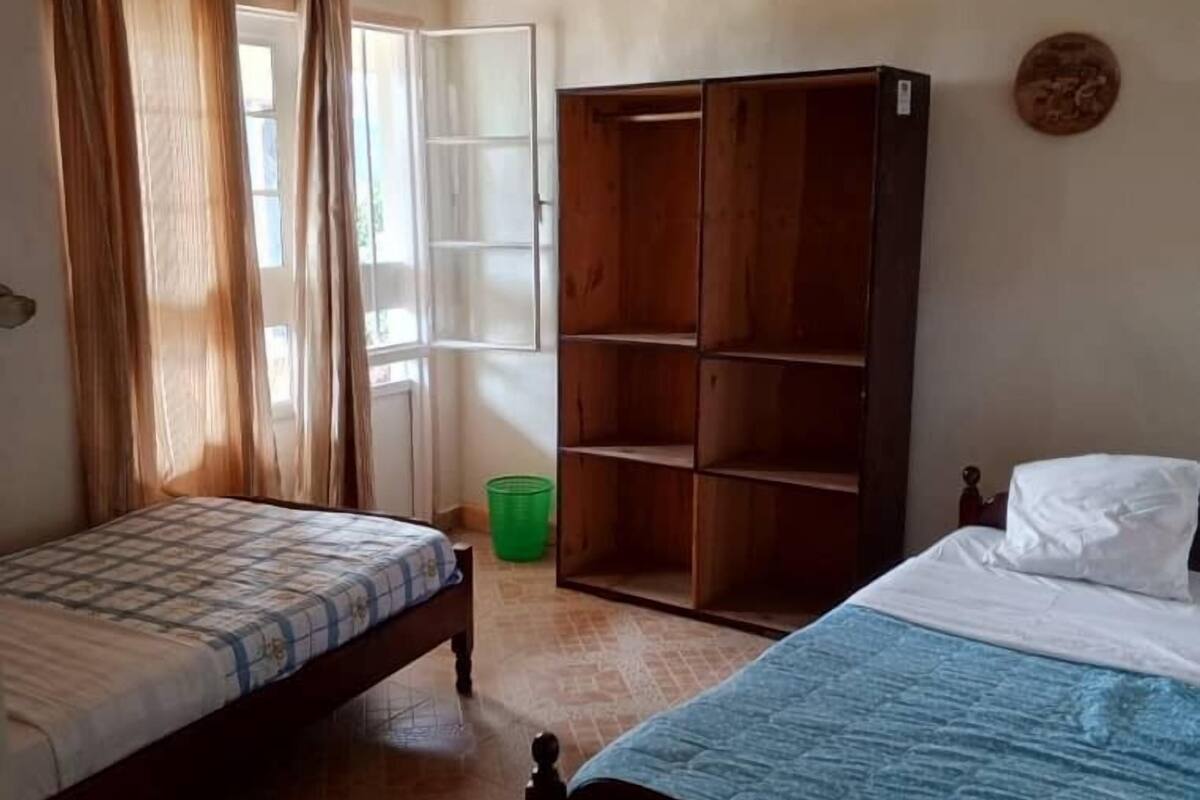 Habitación urbana con 2 camas individuales, 2 habitaciones, vista a la ciudad | Camas con efecto memoria y espacio para trabajar con laptop