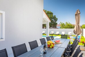 Outdoor dining - Villa Mateo - modern villa with private pool near the beach (Pula)
