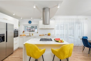 Fridge, microwave, oven, stovetop - Villa Mateo - modern villa with private pool near the beach (Pula)