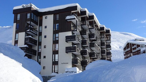 A multi-story hotel with balconies, surrounded by snow. - 100m from resort center, 4th floor, balcony, tv, ski locker, 24m², Tignes (Tignes)