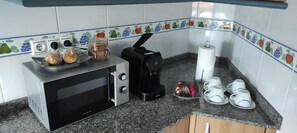 Kühlschrank, Mikrowelle, Herdplatte, Geschirrspüler