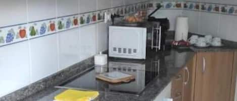 Réfrigérateur, micro-ondes, plaque de cuisson, lave-vaisselle