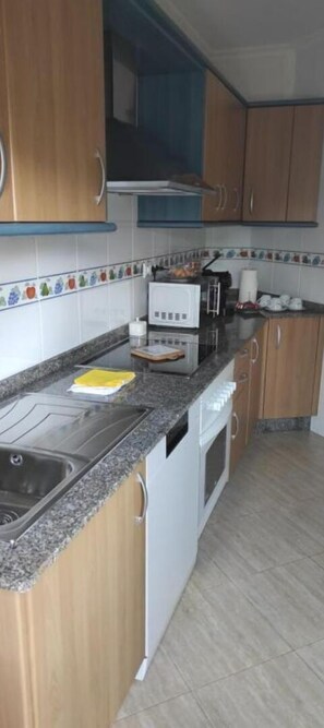 Frigorífico, microondas, placa de cocina y lavavajillas