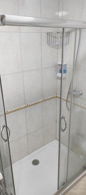 Een douche, een haardroger, een bidet, handdoeken