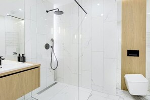 Haartrockner, Handtücher, Seife, Toilettenpapier