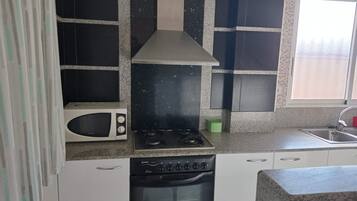 Réfrigérateur, micro-ondes, four, cafetiÚre/bouilloire