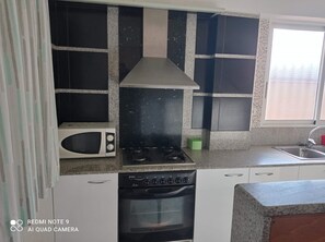 Réfrigérateur, micro-ondes, four, cafetière/bouilloire