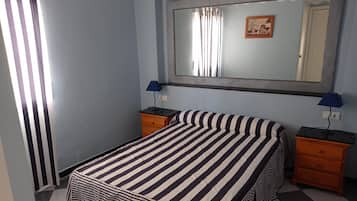 2 dormitorios, tabla de planchar con plancha, ropa de cama