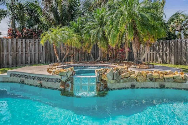 Una piscina al aire libre, una piscina climatizada