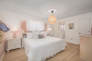 4 bedrooms, iron/ironing board, travel crib, free WiFi - Pink Flamingo Island Oasis (Fort Pierce)