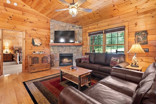Luxury Cabin with 2 Kings & 1 Queen, 5 miles to Casino, Hot Tub & Fire Pit