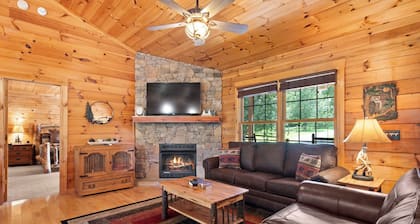 Luxury Cabin with 2 Kings & 1 Queen, 5 miles to Casino, Hot Tub & Fire Pit