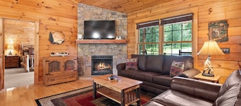 Luxury Cabin with 2 Kings & 1 Queen, 5 miles to Casino, Hot Tub & Fire Pit
