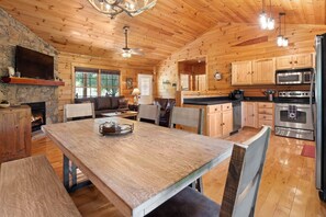 Dining - Luxury Cabin with 2 Kings & 1 Queen, 5 miles to Casino, Hot Tub & Fire Pit (Whittier)