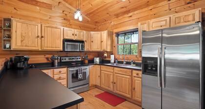 Luxury Cabin with 2 Kings & 1 Queen, 5 miles to Casino, Hot Tub & Fire Pit
