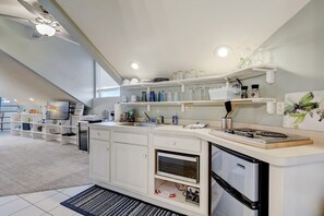 Refrigerador, microondas, parrilla de estufa y cafetera y tetera 