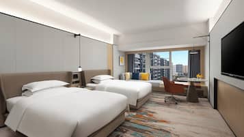 Habitación Grand, 2 camas matrimoniales, vista a la ciudad | Edredón, escritorio, cortinas blackout y tabla de planchar con plancha