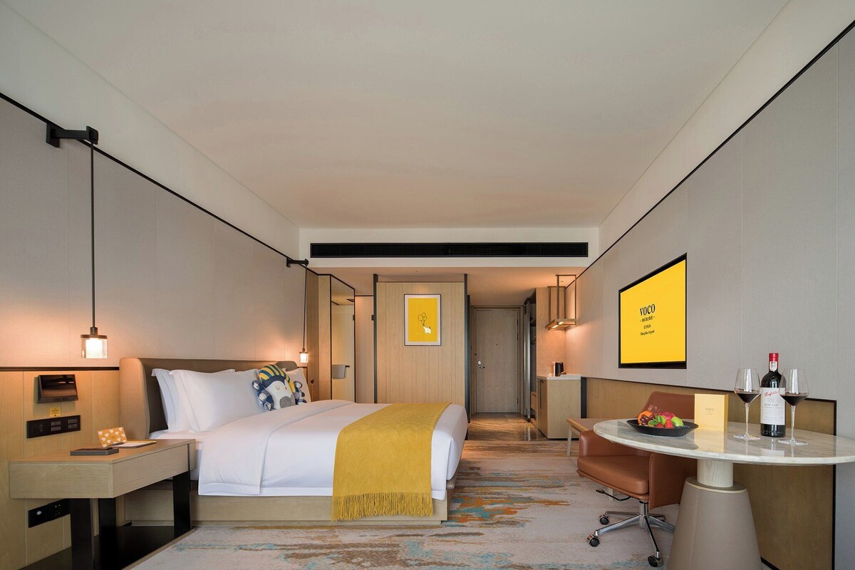 Comfort Room, 1 King Bed | Room amenity