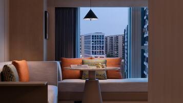 Suite, 1 cama King size | Edredón, escritorio, cortinas blackout y tabla de planchar con plancha